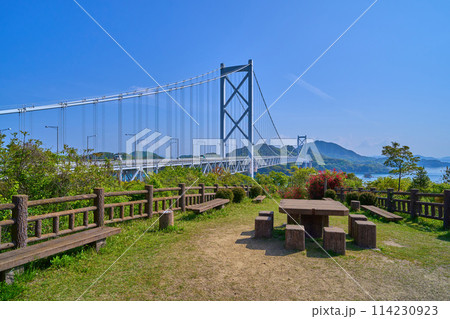 広島県尾道市のしまなみ海道の大浜PA展望台から因島大橋方面を見る 広島県尾道市のしまなみ海道の大浜PA展望台から因島大橋方面を見る 114230923
