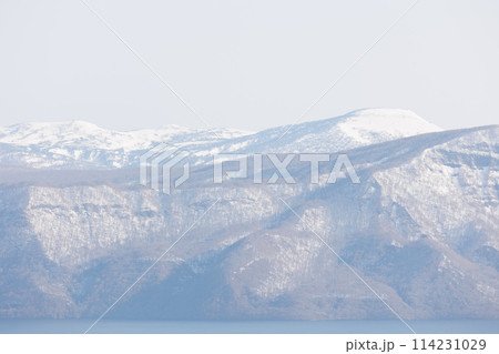 紫明亭展望台から冬の十和田湖と八甲田を観る（秋田県鹿角市） 114231029