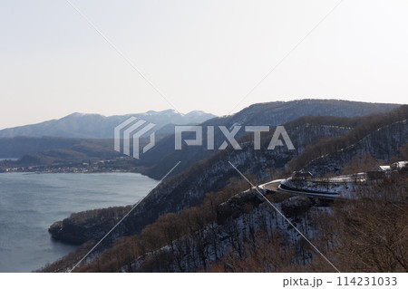 紫明亭展望台から冬の十和田湖と発荷峠第1展望休憩所を観る(秋田県鹿角市) 紫明亭展望台から冬の十和田湖と発荷峠第1展望休憩所を観る(秋田県鹿角市) 114231033