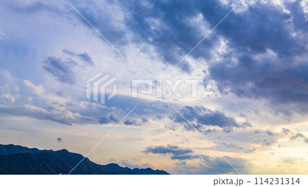 夕暮れの空に流れる美しい雲 夕暮れの空に流れる美しい雲 114231314