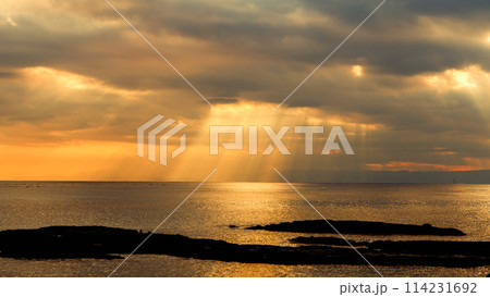 江ノ島から眺める海の夕焼け、天使のはしご 江ノ島から眺める海の夕焼け、天使のはしご 114231692