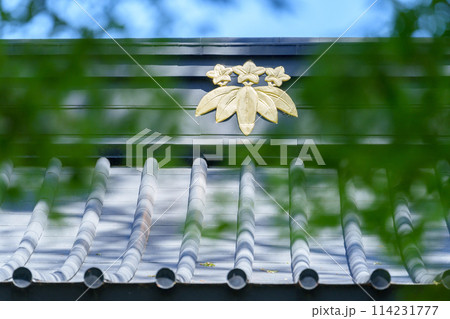 鎌倉 妙本寺、二天門の屋根にある笹竜胆の寺紋 114231777