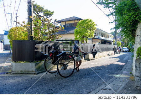 鎌倉駅周辺の住宅街を行く人力車 鎌倉駅周辺の住宅街を行く人力車 114231796