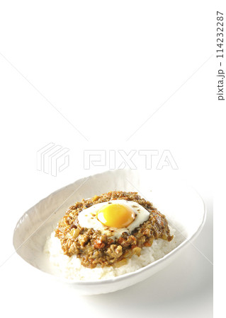卵黄、焦がしチーズ乗せキーマカレーを白背景で撮影 114232287