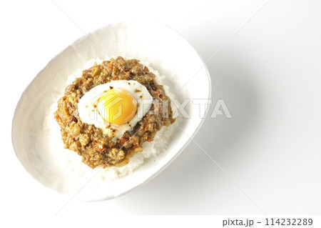 卵黄、焦がしチーズ乗せキーマカレーを白背景で撮影 卵黄、焦がしチーズ乗せキーマカレーを白背景で撮影 114232289