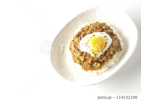 卵黄、焦がしチーズ乗せキーマカレーを白背景で撮影 卵黄、焦がしチーズ乗せキーマカレーを白背景で撮影 114232290