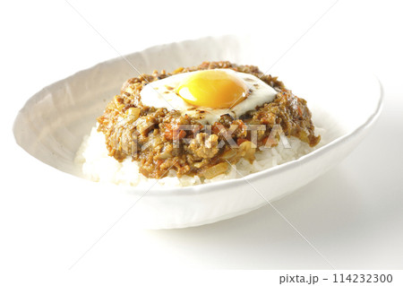 卵黄、焦がしチーズ乗せキーマカレーを白背景で撮影 卵黄、焦がしチーズ乗せキーマカレーを白背景で撮影 114232300