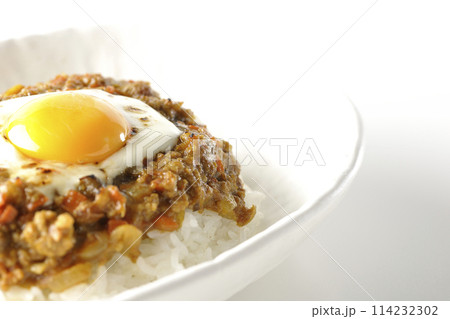 卵黄、焦がしチーズ乗せキーマカレーを白背景で撮影 114232302