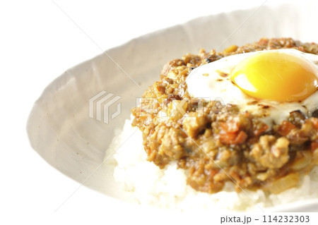 卵黄、焦がしチーズ乗せキーマカレーを白背景で撮影 卵黄、焦がしチーズ乗せキーマカレーを白背景で撮影 114232303