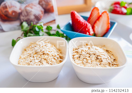 2種類のオートミール 2種類のオートミール 114232413