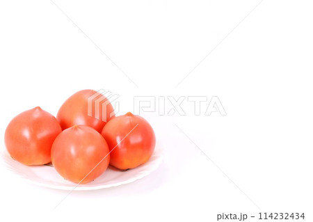 中くらいのサイズのトマト 4個 明るい背景 中くらいのサイズのトマト 4個 明るい背景 114232434