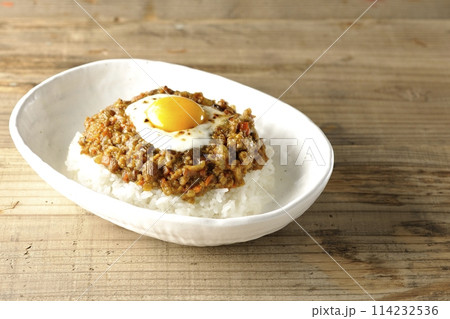 卵黄、焦がしチーズ乗せキーマカレー 114232536