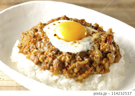 卵黄、焦がしチーズ乗せキーマカレー 114232537