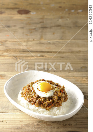 卵黄、焦がしチーズ乗せキーマカレー 114232542