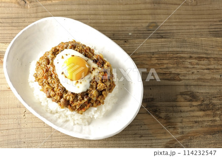 卵黄、焦がしチーズ乗せキーマカレー 卵黄、焦がしチーズ乗せキーマカレー 114232547