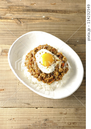 卵黄、焦がしチーズ乗せキーマカレー 卵黄、焦がしチーズ乗せキーマカレー 114232549