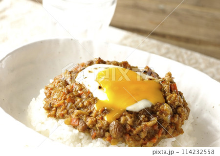 卵黄、焦がしチーズ乗せキーマカレー 114232558