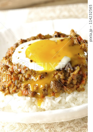 卵黄、焦がしチーズ乗せキーマカレー 114232565