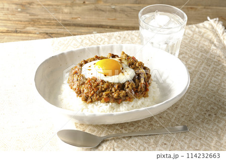 卵黄、焦がしチーズ乗せキーマカレー 114232663