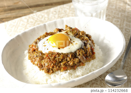 卵黄、焦がしチーズ乗せキーマカレー 114232668