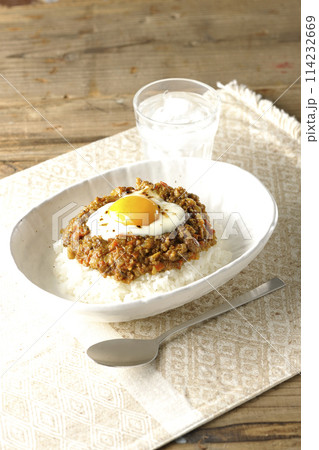 卵黄、焦がしチーズ乗せキーマカレー 114232669