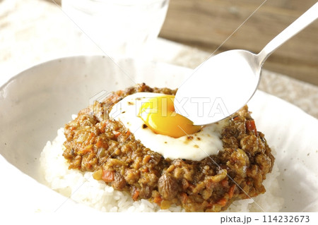 卵黄、焦がしチーズ乗せキーマカレー 114232673
