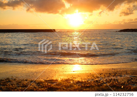 2023年10月26日の逗子・葉山　森戸海岸の夕焼け 114232756