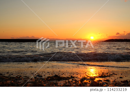 2023年10月26日の逗子・葉山　森戸海岸の夕焼け 114233219