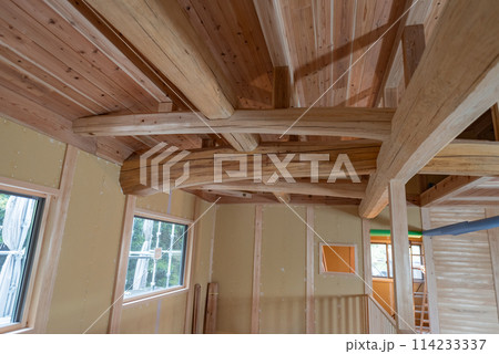 建設中の丸太の梁がある戸建て住宅 114233337