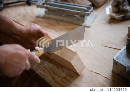 大工のノコギリを使った作業 大工のノコギリを使った作業 114233456