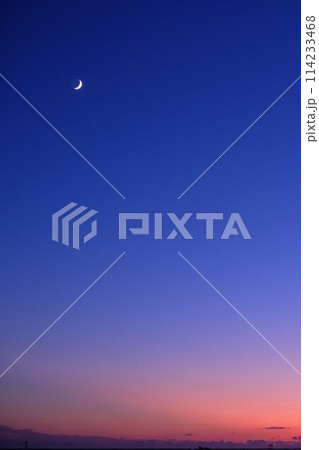 夕暮れ空と三日月 夕暮れ空と三日月 114233468