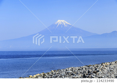 戸田漁港から望む冠雪の富士山 114233490
