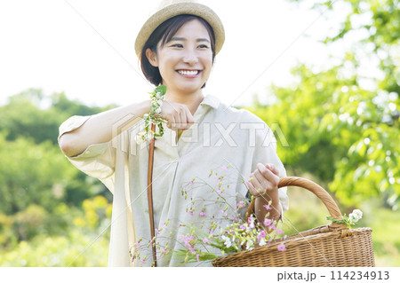 お花を摘む女性 お花を摘む女性 114234913