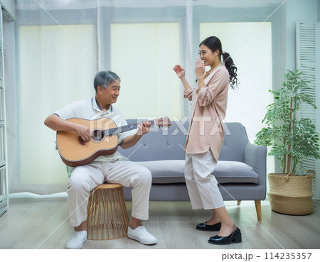 フォークギターを弾く男性と手拍子しながら歌う女性1 フォークギターを弾く男性と手拍子しながら歌う女性1 114235357