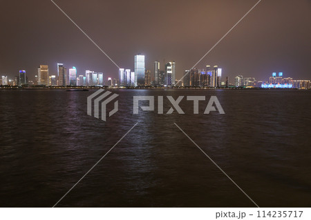 中国の銭塘江川と杭州の夜景 中国の銭塘江川と杭州の夜景 114235717