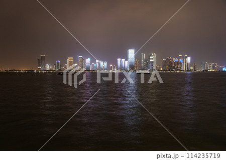 中国の銭塘江川と杭州の夜景 中国の銭塘江川と杭州の夜景 114235719