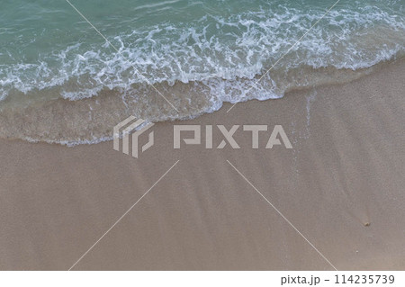 【ハワイ】ワイキキビーチの波打ち際 114235739