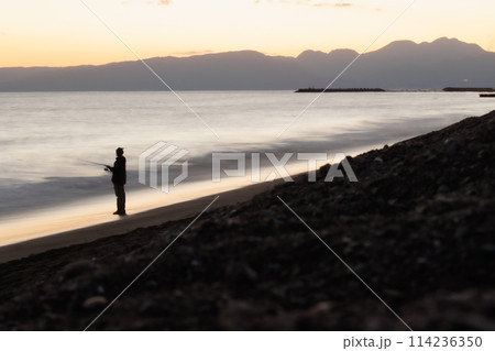 湘南海岸の茅ヶ崎の海で釣りをする人 湘南海岸の茅ヶ崎の海で釣りをする人 114236350