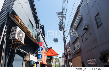 鎌倉駅前の小町通りの脇道　春晴れの青空　神奈川県鎌倉市 114236380