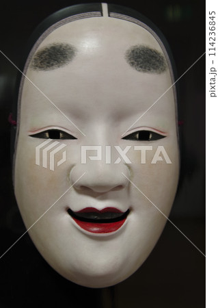 細身の可愛らしい若い女性の意味で小面2 114236845