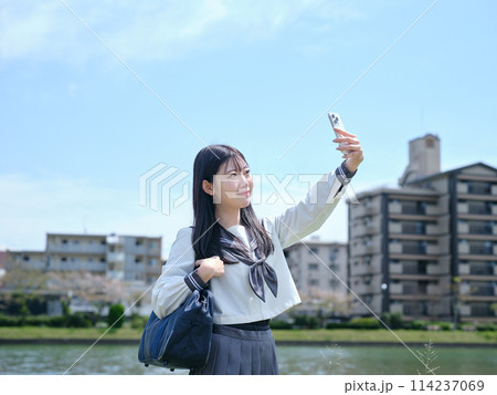 スマホを使う女子高生 114237069