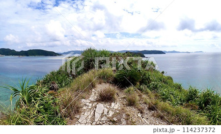 沖縄県嘉比島からみた慶良間諸島と海の風景 114237372