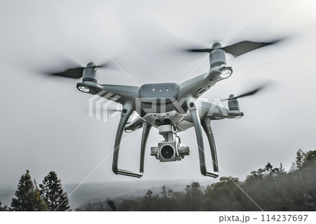 空を飛ぶドローン 114237697