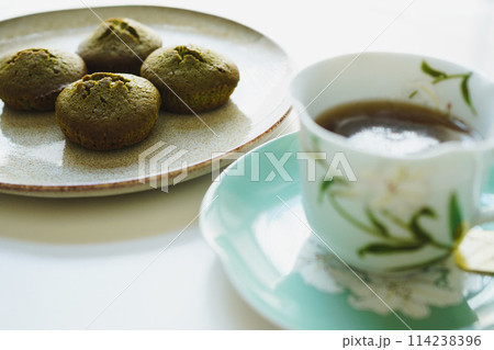 抹茶のカップケーキでティータイム 抹茶のカップケーキでティータイム 114238396