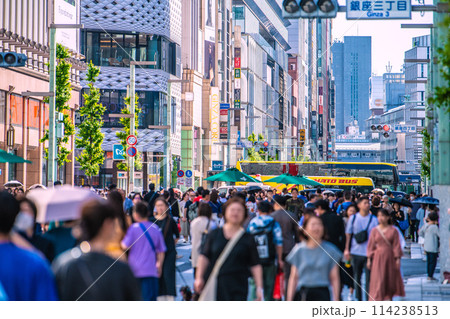 日本の東京都市景観 インバウンド復活…外国人観光客らで賑わうGWの銀座歩行者天国＝5月5日 114238513