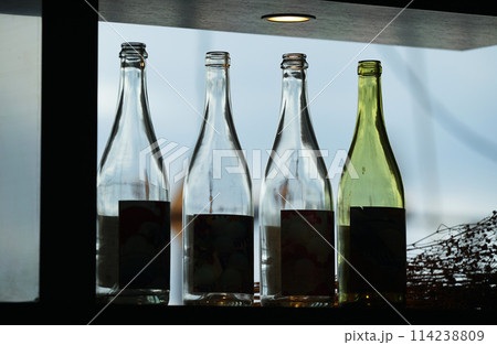 棚に飾られたワインボトル 114238809