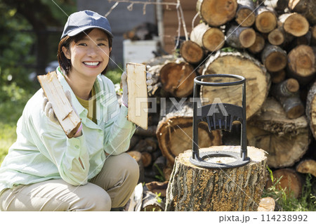薪を割る女性 114238992