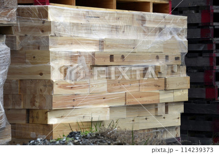 積まれた製材 114239373