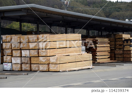 積まれた製材 114239374
