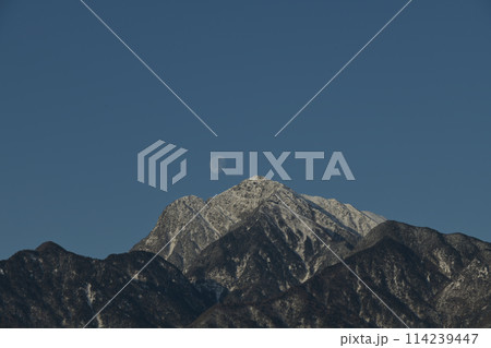 南アルプス甲斐駒ケ岳に沈む月齢17.2の月 114239447